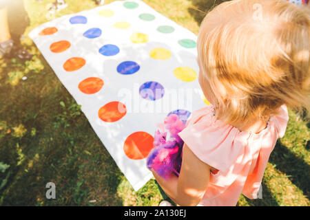 Petite fille se seul devant un twister champ. Banque D'Images