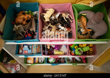 Profondeur de champ libre avec les jouets dans la chambre d'une petite fille Banque D'Images