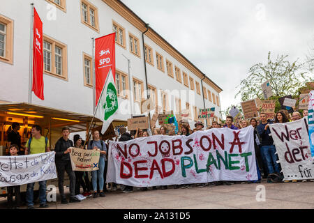 23 septembre 2019, Bade-Wurtemberg, Ettlingen : manifestants protester avec une bannière avec l'inscription 'pas d'emplois sur une planète morte" dans la perspective de la conférence régionale du SPD dans le Schlossgartenhalle à Ettlingen. Duos d'une femme et un homme sont les principaux candidats pour la présidence du parti. Le nouveau DOCUP leadership sera déterminée au cours d'une enquête auprès des membres en octobre, et les résultats seront connus le 26 octobre. Photo : Philipp von Ditfurth/dpa Banque D'Images