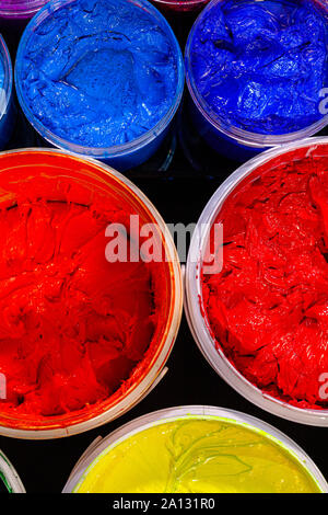 Plusieurs couleurs d'encre plastisol cans en usine qui utilisent l'encre plastisol pour imprimer tee shirt et d'impression sur tissu. Encre Plastisol utile dans tee shirt factory Banque D'Images