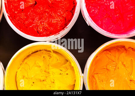 Plusieurs couleurs d'encre plastisol cans en usine qui utilisent l'encre plastisol pour imprimer tee shirt et d'impression sur tissu. Encre Plastisol utile dans tee shirt factory Banque D'Images