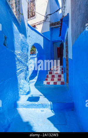 Vue sur le Chefchaouen, ou Chaouen, est une ville dans les montagnes du Rif au nord-ouest du Maroc. Elle est connue pour la substitution, les bâtiments-bleu Banque D'Images