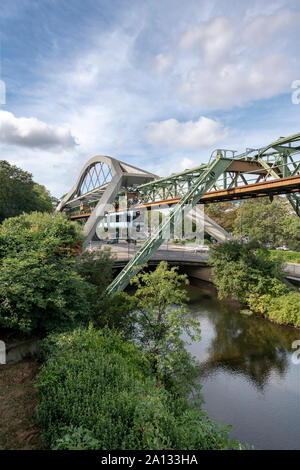 L'étonnant monorail suspendu de Wuppertal Schwebebahn appelé le, près de Dusseldorf en Allemagne de l'Ouest. Tous les trains sont maintenant cette couleur bleu pâle. Banque D'Images