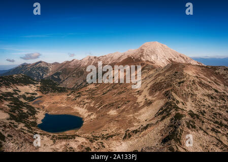 Pic Vihren et Vlahino Vlahinsko (lac) au Pirin National Park, en Bulgarie. Banque D'Images