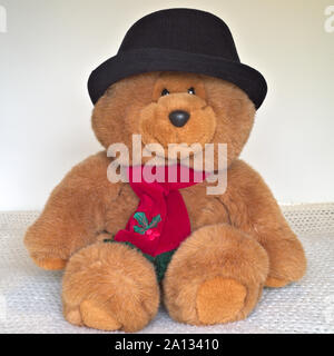 Ours en peluche portant un chapeau noir et foulard rouge Banque D'Images