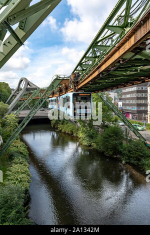 L'étonnant monorail suspendu de Wuppertal Schwebebahn appelé le, près de Dusseldorf en Allemagne de l'Ouest. Tous les trains sont maintenant cette couleur bleu pâle. Banque D'Images