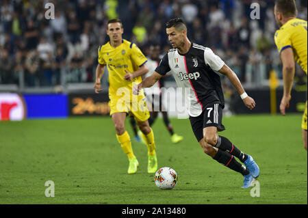 Cristiano Ronaldo (Juventus) vu en action au cours de la série d'un match de football entre la Juventus et l'Hellas Vérone à FC Stade Allianz à Turin.(score final ; 2:1 de la Juventus FC Hellas Verona FC) Banque D'Images