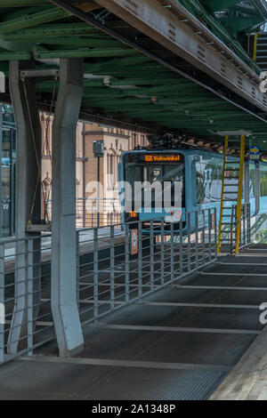 L'étonnant monorail suspendu de Wuppertal Schwebebahn appelé le, près de Dusseldorf en Allemagne de l'Ouest. Tous les trains sont maintenant cette couleur bleu pâle. Banque D'Images