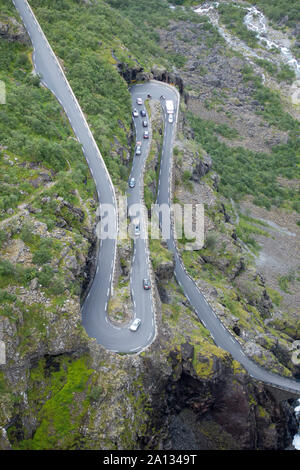 Trollstigen route serpentine en Norvège, un célèbre col de montagne avec forte pente et virages en épingle. Banque D'Images