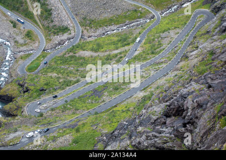 Trollstigen route serpentine en Norvège, un célèbre col de montagne avec forte pente et virages en épingle. Banque D'Images