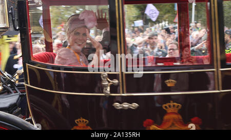 La Princesse Laurentien et le prince Constantijn passant par dans le royal coach forme sur la foule sur Prinsjesdag dans Den Haag Banque D'Images