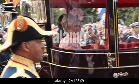 La Princesse Laurentien et le prince Constantijn passant par dans le royal coach forme sur la foule sur Prinsjesdag dans Den Haag Banque D'Images