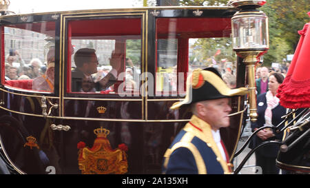 Le Prince Charles et la Princesse Laurentien en passant par le royal coach forme sur la foule sur Prinsjesdag dans Den Haag Banque D'Images