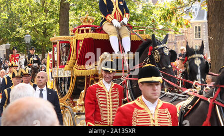 Procession de la famille royale néerlandaise en passant par un cheval et un chariot royal appelé le verre golden coach avec le Parlement à l'arrière Banque D'Images