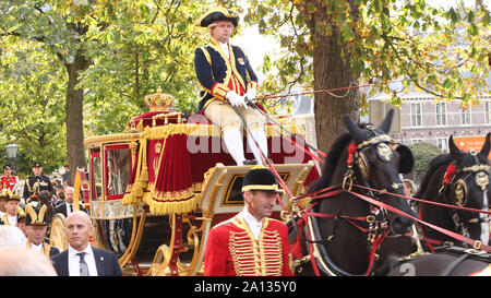 Procession de la famille royale néerlandaise en passant par un cheval et un chariot royal appelé le verre golden coach avec le Parlement à l'arrière Banque D'Images