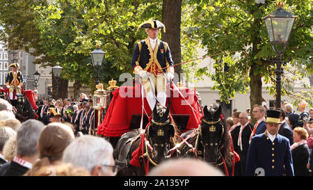 Procession de la famille royale néerlandaise en passant par un cheval et un chariot royal appelé le verre golden coach avec le Parlement à l'arrière Banque D'Images