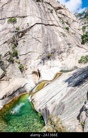 Canyon Purcaraccia à Bavella en été, une destination touristique célèbre et de l'attraction (pour le canyoning, randonnées). Vous passerez par les eaux claires Banque D'Images