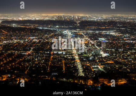 Glendale, Californie, USA - 22 septembre 2019 : Nuit hilltop view de Glendale avec tours du centre-ville de Los Angeles en arrière-plan. Banque D'Images