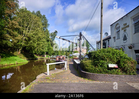 Un grand classique du remplissage avec de l'eau à l'extérieur de l'Shroppie Fly pub à Audlem sur le village du canal de Shropshire Union dans Cheshire Banque D'Images