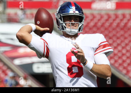 CORRECTION LÉGENDE ***.22 Septembre 2019 : New York Giants quarterback Daniel Jones (8) se réchauffe avant le match de la NFL entre les Giants de New York et les Tampa Bay Buccaneers tenue au Raymond James Stadium de Tampa, Floride. Andrew J. Kramer/Cal Sport Media Banque D'Images