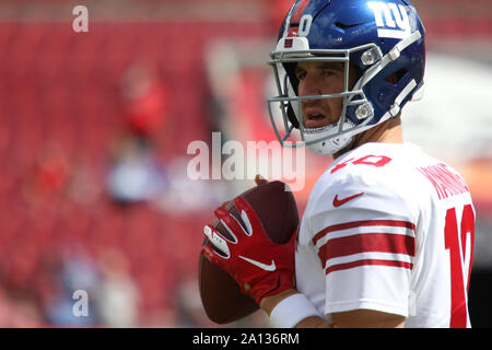 CORRECTION LÉGENDE ***.22 Septembre 2019 : New York Giants quarterback Eli Manning (10) se réchauffe avant le match de la NFL entre les Giants de New York et les Tampa Bay Buccaneers tenue au Raymond James Stadium de Tampa, Floride. Andrew J. Kramer/Cal Sport Media Banque D'Images