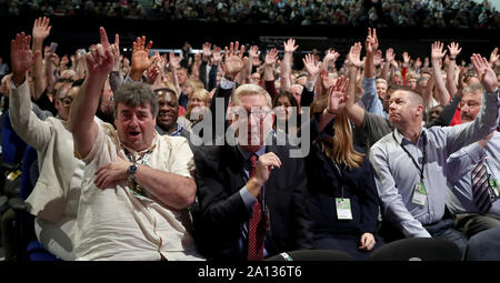 Len McCluskey, Secrétaire général d'Unite the Union (centre) et les délégués ont réagi rapidement après le vote sur le travail politique Brexit pendant la conférence du parti travailliste au centre de Brighton à Brighton. Banque D'Images