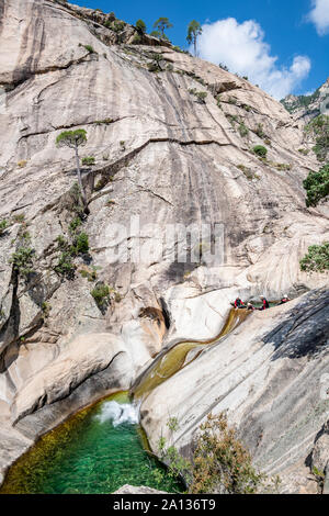 Les gens canyoning dans le célèbre Canyon Purcaraccia à Bavella en été, une destination touristique et l'attraction. Corse, France Banque D'Images