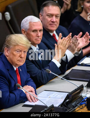 New York, États-Unis, 23 septembre 2019. La ville de New York. Le président américain, Donald Trump est applaudi par vice-président américain Mike Pence et secrétaire d'État Mike Pompeo comme il traite de la 'Appel mondial pour protéger la liberté religieuse' événement au siège de l'ONU à New York . Credit : Enrique Shore/Alamy Live News Banque D'Images