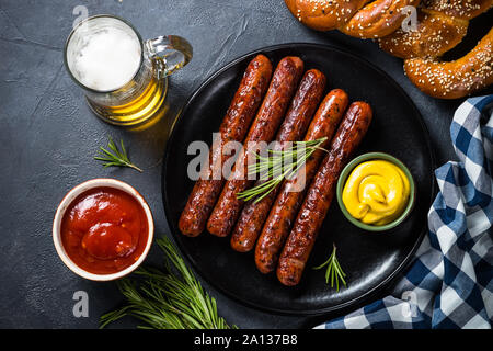 L'alimentation de l'Oktoberfest - saucisses, bière et bretzel. Banque D'Images