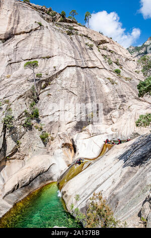 Les gens canyoning dans le célèbre Canyon Purcaraccia à Bavella en été, une destination touristique et l'attraction. Corse, France Banque D'Images