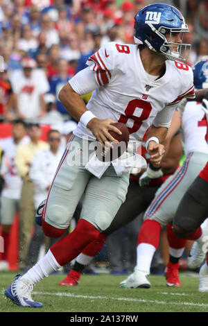 CAPTION *** CORRECTION..Le 22 septembre 2019 : New York Giants quarterback Daniel Jones (8) brouille au cours de la NFL match entre les Giants de New York et les Tampa Bay Buccaneers tenue au Raymond James Stadium de Tampa, Floride. Andrew J. Kramer/Cal Sport Media Banque D'Images