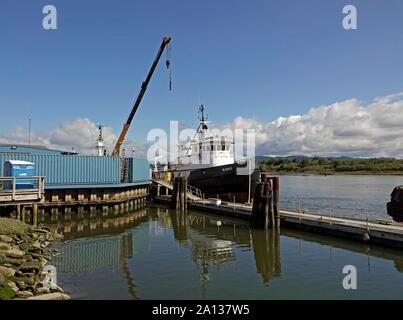 Une grande rivière remorqueur amarré à un quai à Coos Bay, Oregon. Banque D'Images