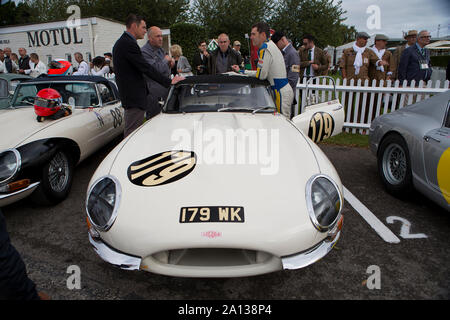 1961 Jaguar E-type entraîné par Chris Milner & Nigel Greensall Kinrara dans la course pour le trophée au Goodwood Revival 13 Sept 2019 à Chichester, Angleterre. Banque D'Images