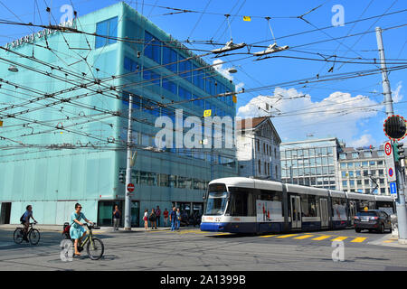 Célèbre centre de Genève rue avec trafic et J. Safra Sarasin Bank siège social à Rue du Rhône 70, près de la Place de Bel- Air. Banque D'Images