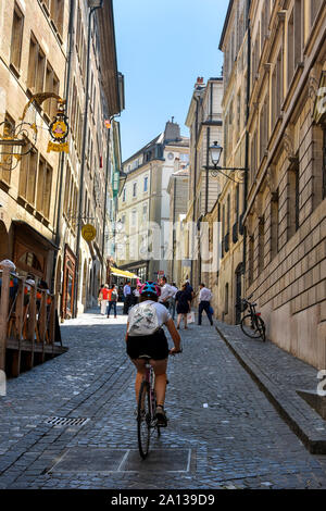 Genève, SUISSE - Le 29 août , 2019. Célèbre rue piétonne Rue de la Cité (Rue de la ville) dans le centre de Genève, Suisse. Banque D'Images