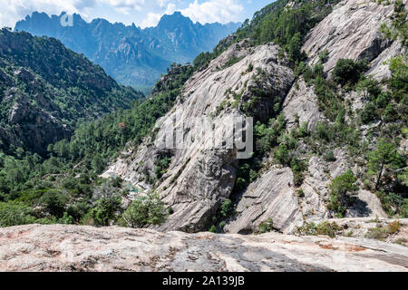 Canyon Purcaraccia à Bavella en été, une destination touristique célèbre et de l'attraction (pour le canyoning, randonnées). Corse, France Banque D'Images