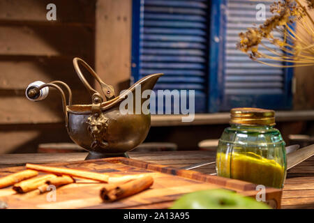 Le cuivre vintage pot sur une table en bois. Banque D'Images