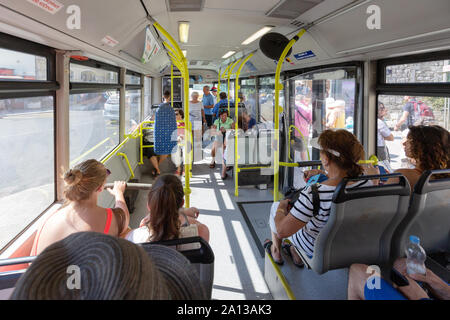 Intérieur de l'autobus de la Croatie - bus les passagers assis à l'intérieur à l'intérieur d'un bus des transports publics locaux, Dubrovnik Croatie Europe Banque D'Images