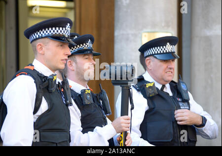 Londres, Angleterre, Royaume-Uni. Agents de la Police métropolitaine de regarder et de filmer les personnes prenant part à une manifestation, Whitehall, septembre 2019. Banque D'Images