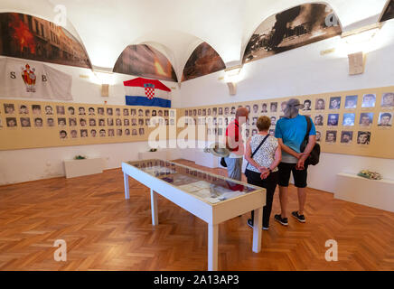 Prix commémoratif des défenseurs de Dubrovnik ; ceux qui sont morts dans le siège de Dubrovnik, 1991 Guerre d'indépendance croate, Dubrovnik Croatie palais Sponza Banque D'Images