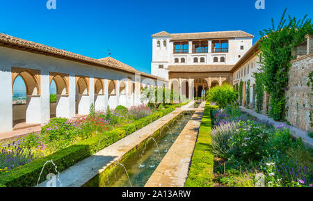 Jardin idyllique dans l'étonnant Palais du Generalife à Grenade. L'Andalousie, espagne. Banque D'Images