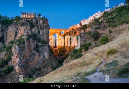 Ronda et son pont historique de lumière le soir. Province de Málaga, Andalousie, espagne. Banque D'Images