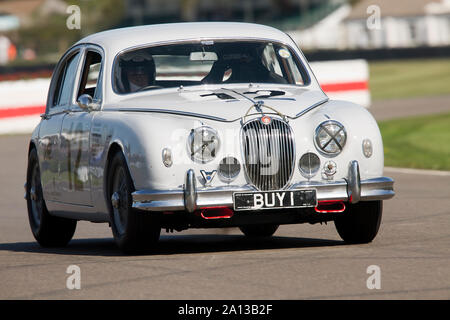 1959 Jaguar Mk 1, (acheter 1), entraînée par Anthony Williams & Grant Williams dans la St Mary's Trophy Part 2 course à la Goodwood Revival 13 Sept 2019 dans C Banque D'Images