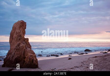 Coucher du soleil à El Matador State Beach. Malibu, California United States Banque D'Images