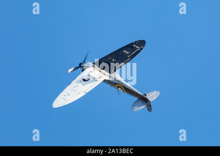 Supermarine Spitfire Mk1 immatriculé N3200 QV effectuant un rouleau le 21 septembre 2019 à Duxford, España Banque D'Images