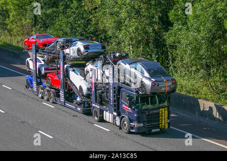 Transporteur automobile, transporteur de voitures; camions de livraison de gros poids sur autoroute, transport, camion, transport, collecte et livraison, véhicule de transport commercial multivoitures, camion, fret spécial, véhicule, livraison, transport, industrie, fret sur l'autoroute M6. Banque D'Images