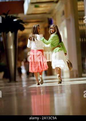 Deux femmes marchant à travers shopping area Banque D'Images