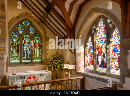 Vue de l'intérieur de l'autel et windows en commémoration des guerres mondiales St Peter ad Vincula église paroissiale de Wisborough Green, West Sussex, England, UK Banque D'Images