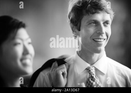 Portrait d'une femme et d'un businessman smiling. Banque D'Images