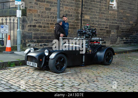 Deux membres d'équipage à côté de l'un des véhicules de l'appareil photo. Fast & Furious 9 a terminé la production dans Édimbourg, après plusieurs semaines de tournage du dernier film dans les poursuite de voitures franchise. Les dernières scènes ont été tournées aujourd'hui sur rue Melville, une jolie terrasse géorgienne dans la capitale du West End. Stunt drivers, debout dans des stars telles que Vin Diesel, conduisent leurs voitures de muscle en haut et en bas de la rue, aux côtés des véhicules de l'appareil photo. Fast & Furious 9 est prévu pour le 22 mai 2020. Banque D'Images